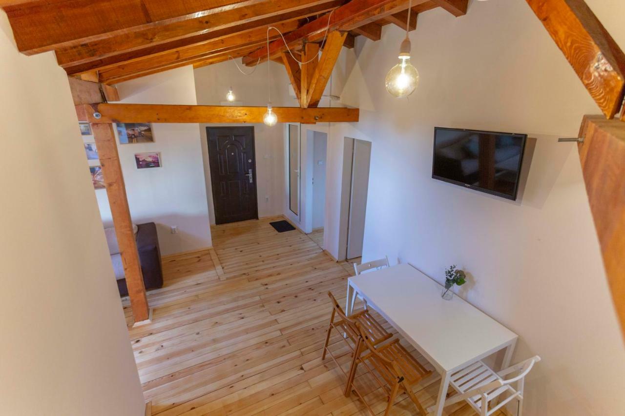 Gallery B28 - 3 Bedroom Downtown Apartment *