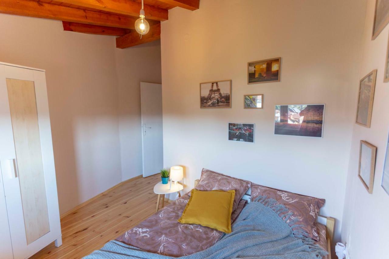 Gallery B28 - 3 Bedroom Downtown